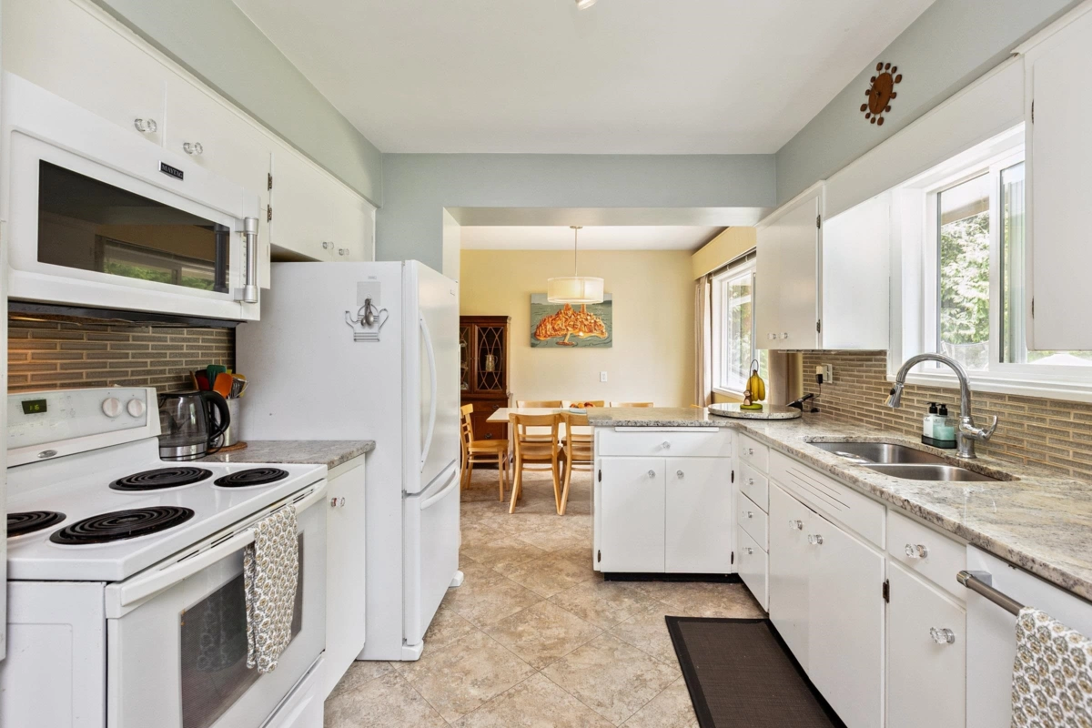 Primary Bathroom Photo of 14093 Magdalen Avenue, White Rock, BC