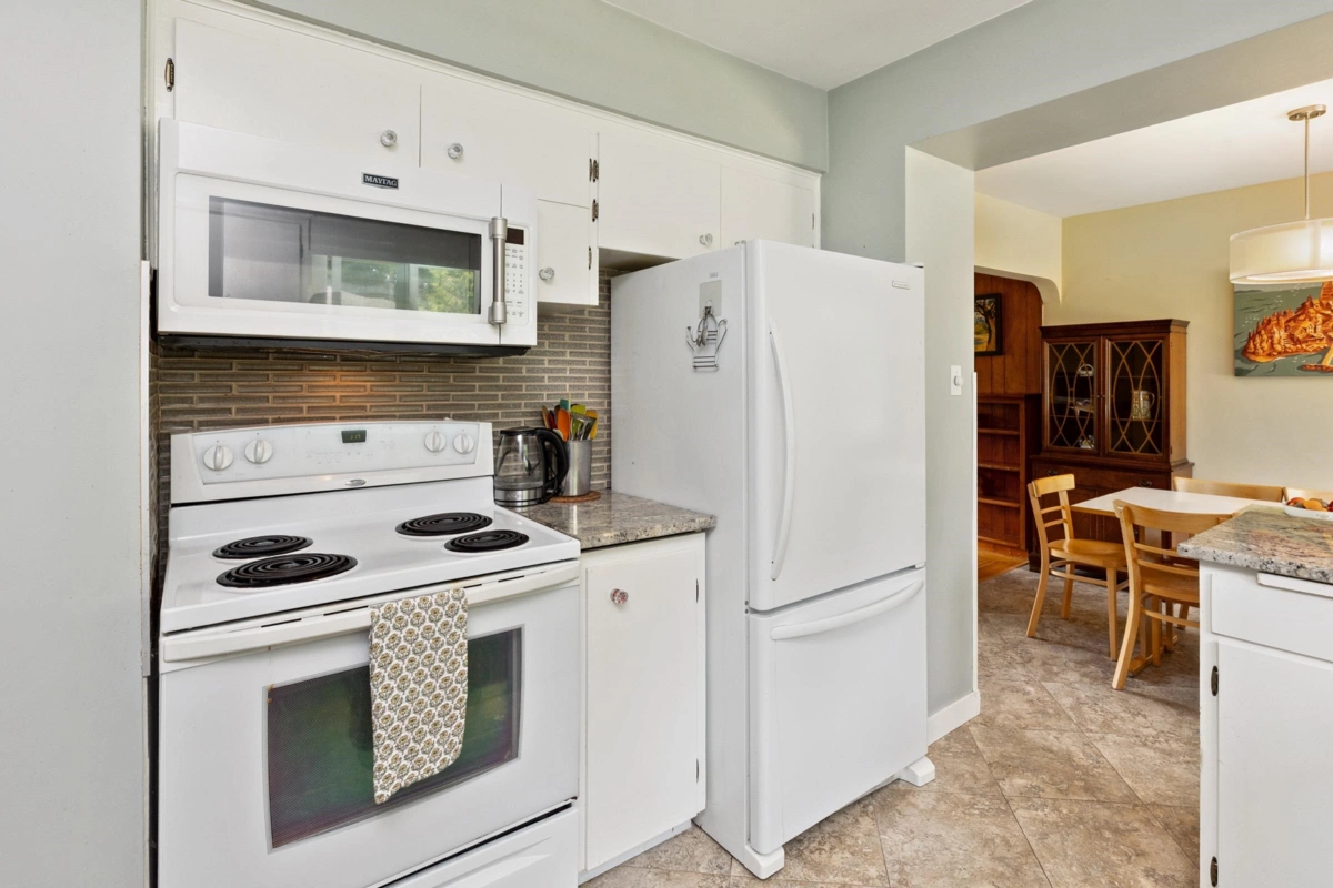 Walk-In Closet Photo of 14093 Magdalen Avenue, White Rock, BC