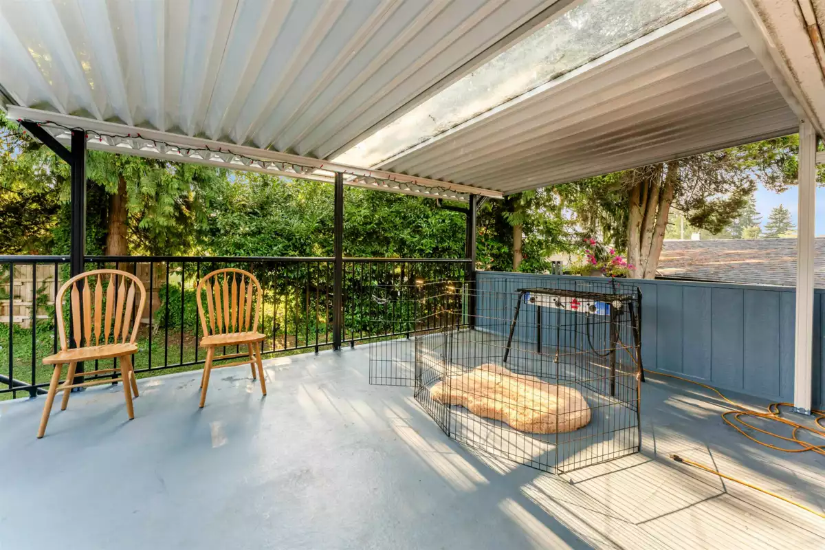 Entry Foyer Photo of 9761 124a Street, Surrey, BC