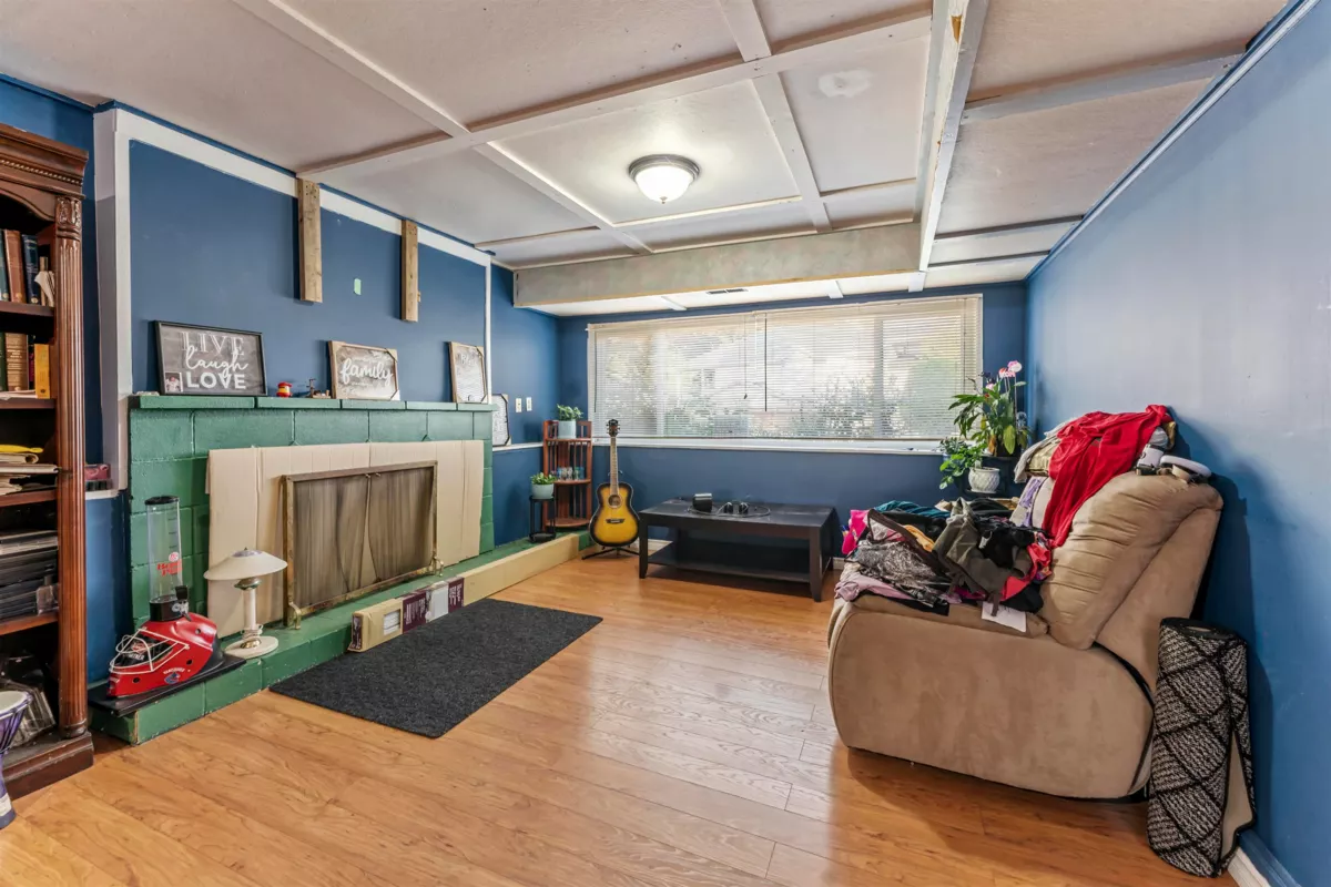 Kitchen Photo of 9761 124a Street, Surrey, BC