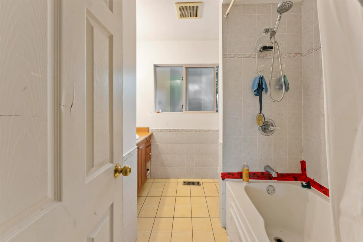 Laundry Room Photo of 9761 124a Street, Surrey, BC