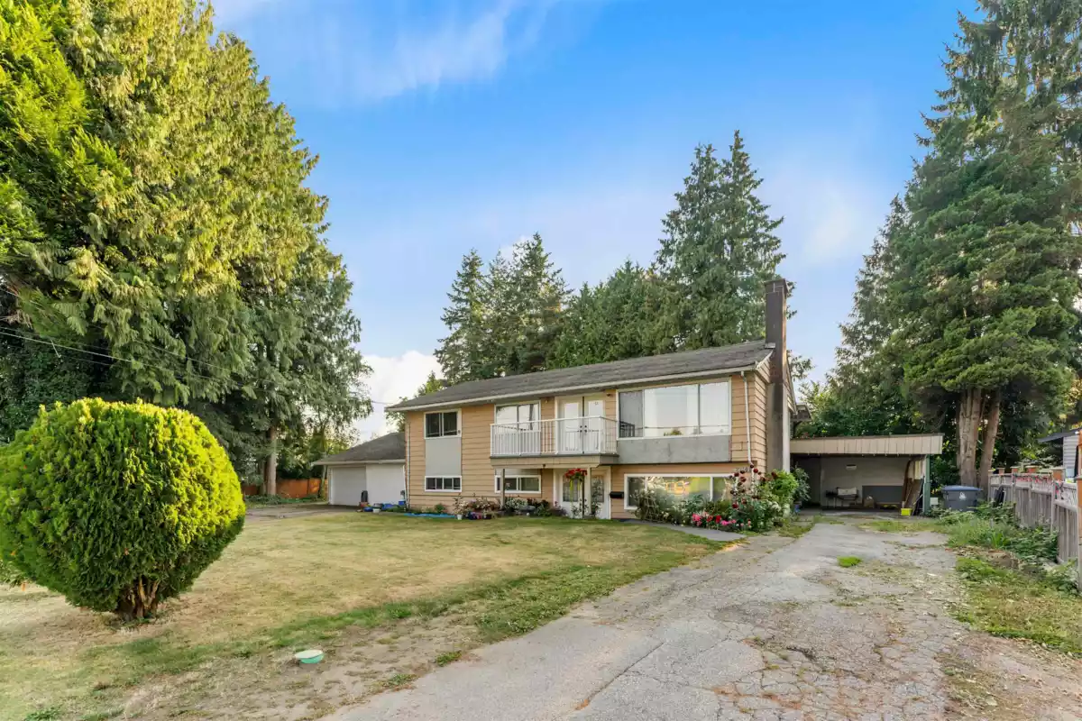 Living Room Photo of 9761 124a Street, Surrey, BC