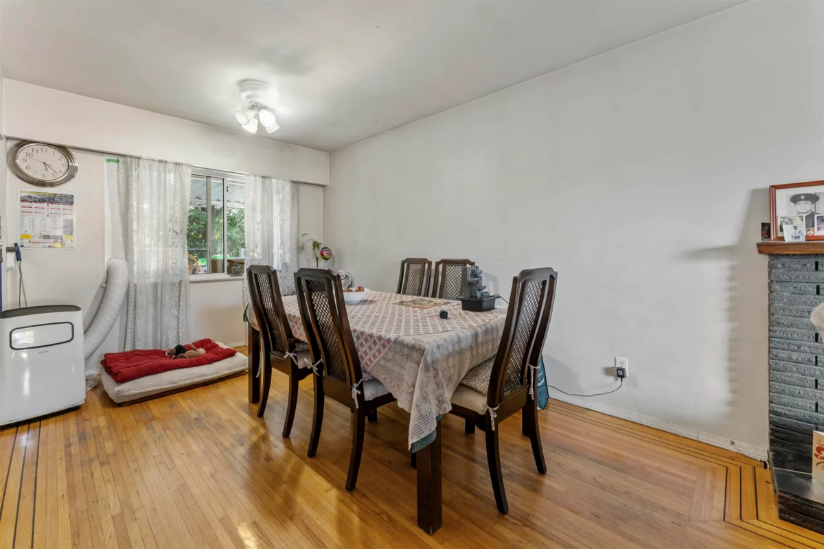 Walk-In Closet Photo of 9761 124a Street, Surrey, BC