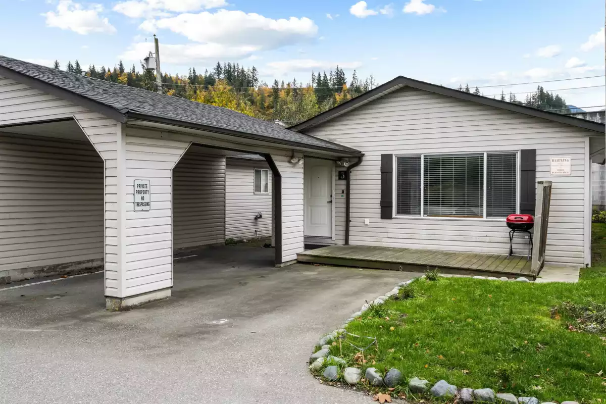 Kitchen Island Photo of 3 5648 Vedder Road, Chilliwack, BC