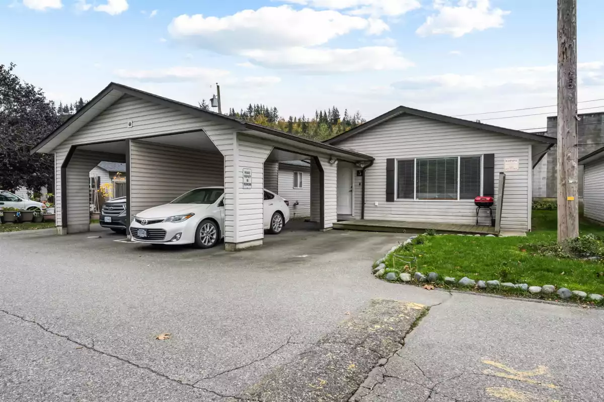 Kitchen Photo of 3 5648 Vedder Road, Chilliwack, BC
