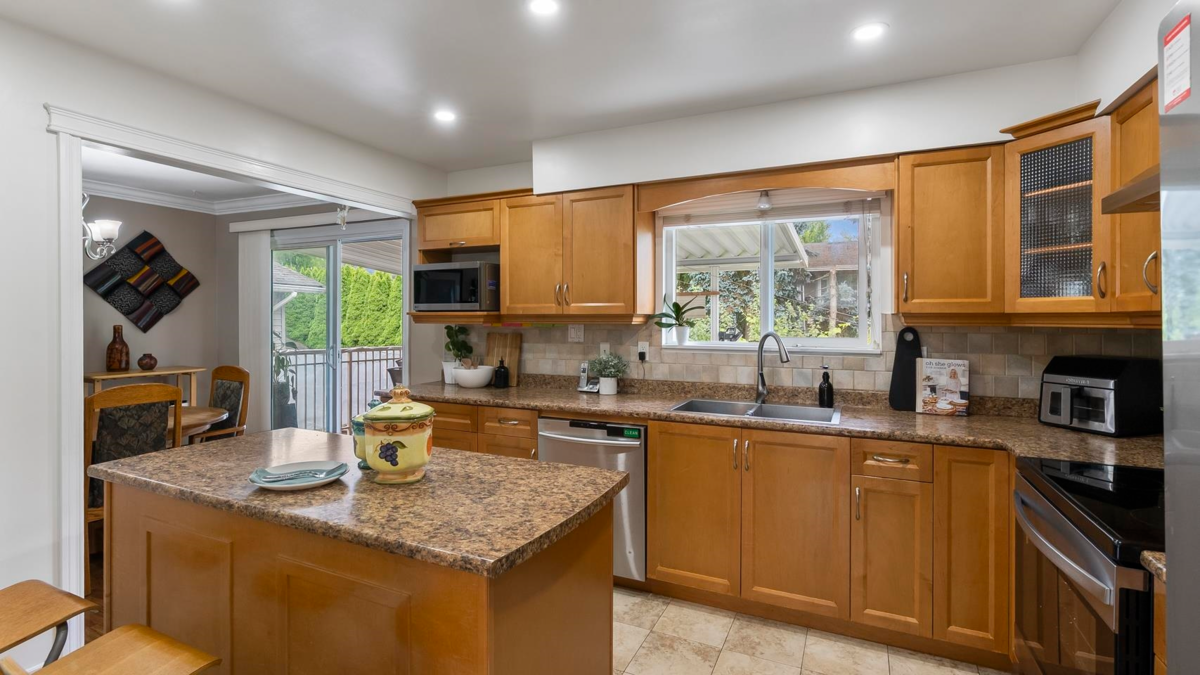 Breakfast Nook Photo of 14409 Chartwell Drive, Surrey, BC