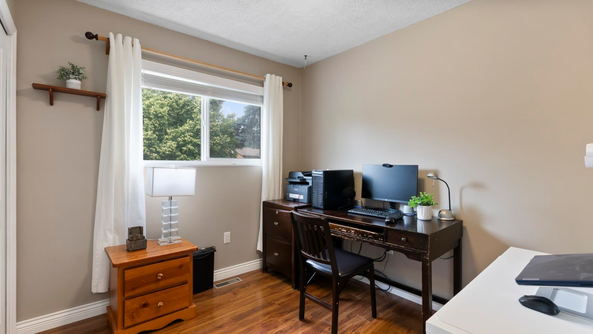 Guest Bathroom Photo of 14409 Chartwell Drive, Surrey, BC