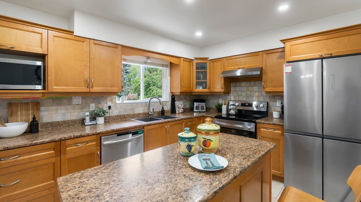 Kitchen Island Photo of 14409 Chartwell Drive, Surrey, BC