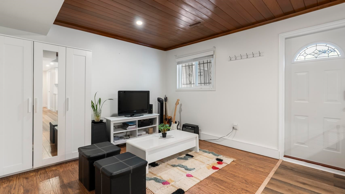Laundry Room Photo of 14409 Chartwell Drive, Surrey, BC