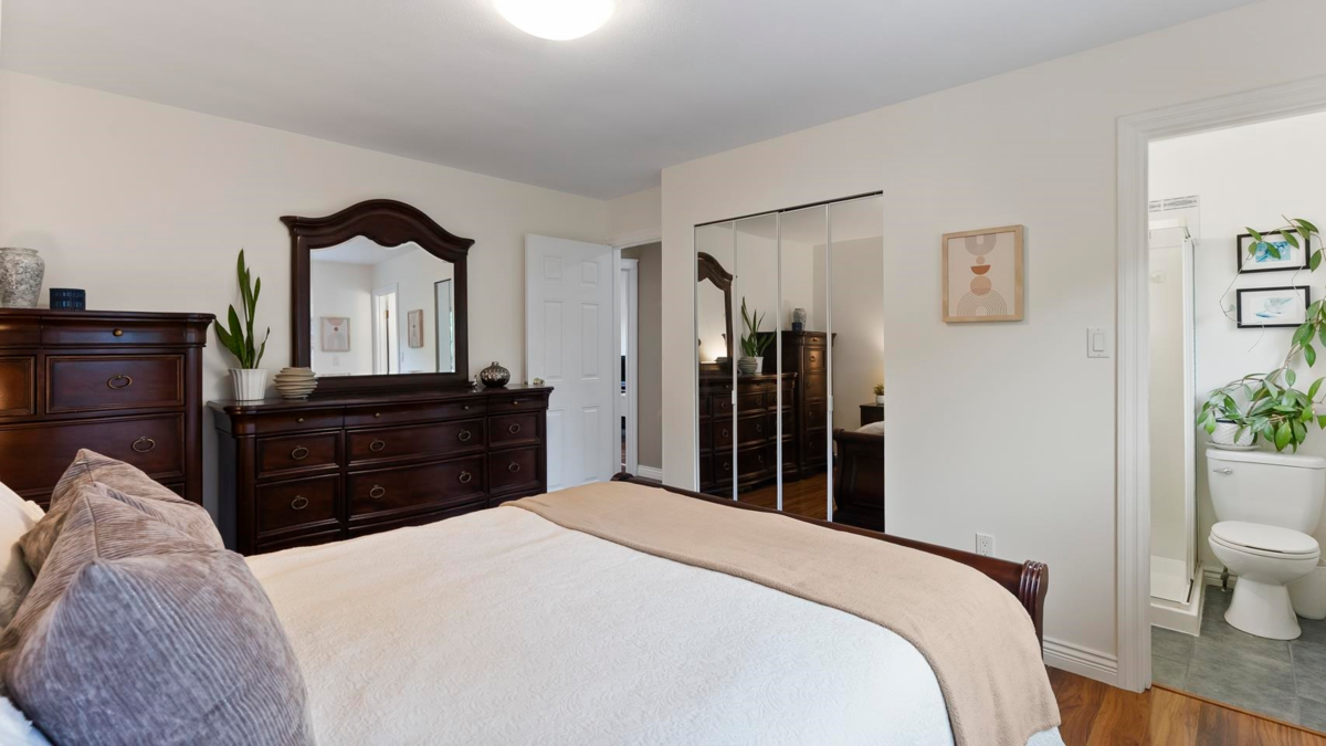 Walk-In Closet Photo of 14409 Chartwell Drive, Surrey, BC