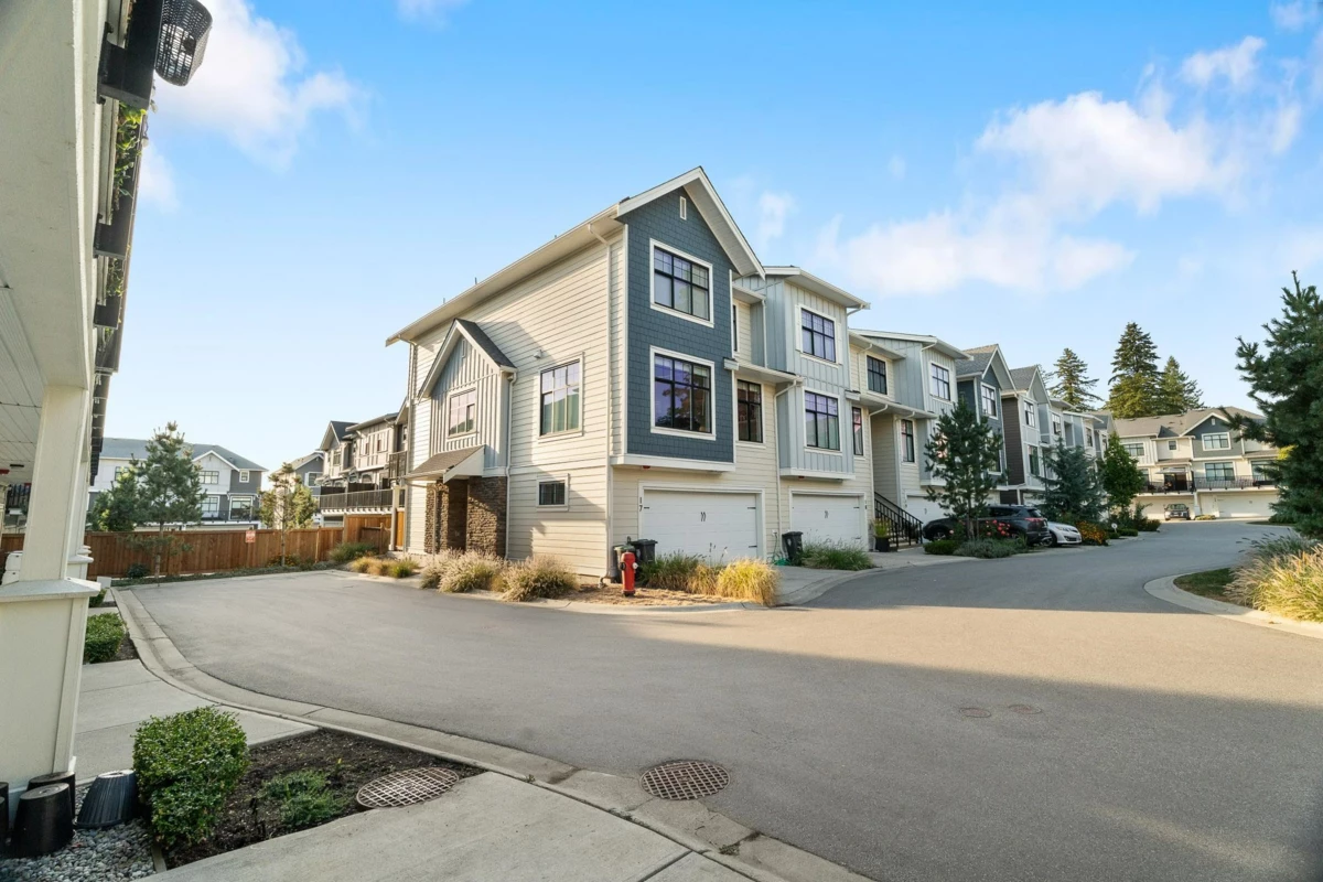 Living Room Photo of 17 20327 72b Avenue, Langley, BC