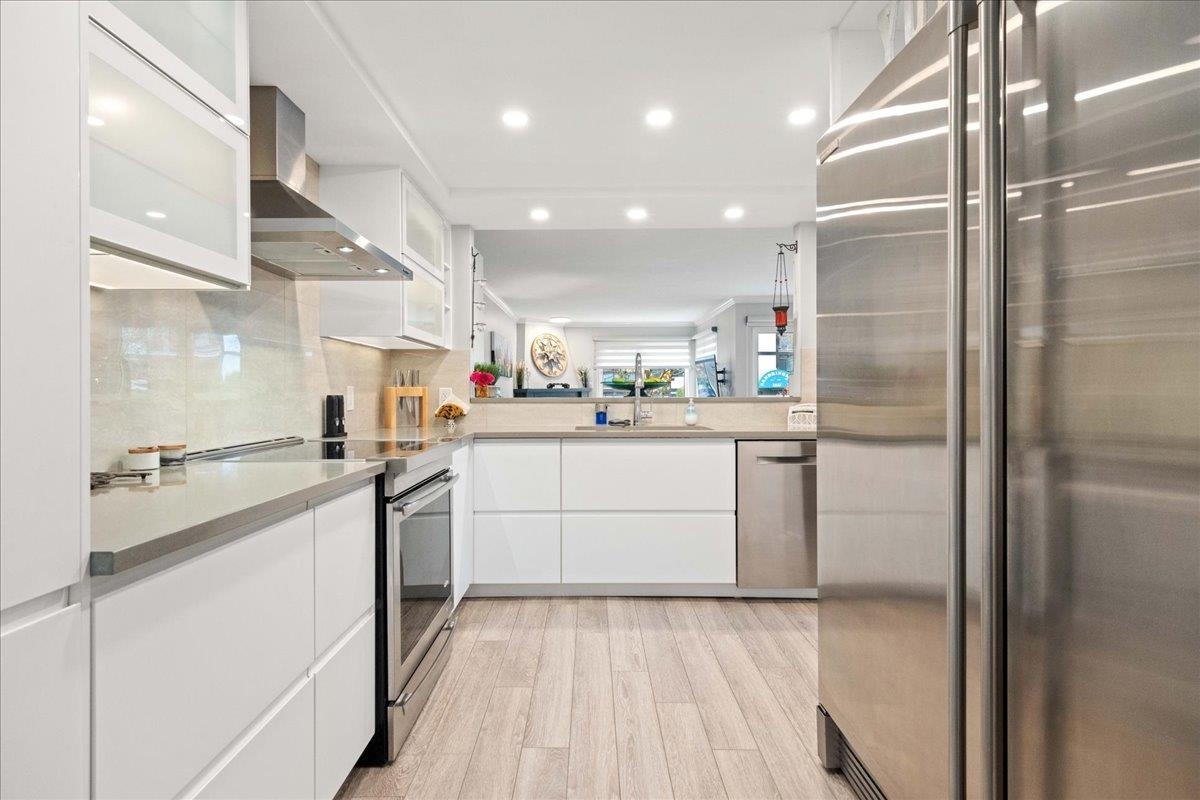 Guest Bathroom Photo of 5 1508 Blackwood Street, White Rock, BC