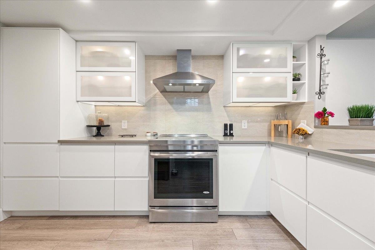 Walk-In Closet Photo of 5 1508 Blackwood Street, White Rock, BC