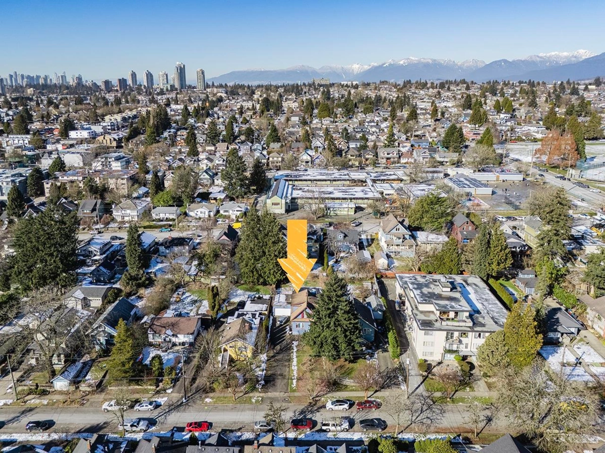 Entry Foyer Photo of 1027 Nanaimo Street, New Westminster, BC