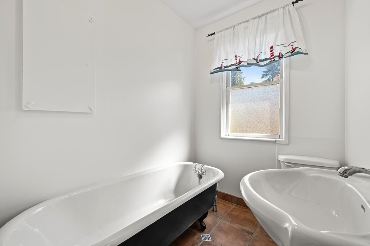 Guest Bathroom Photo of 1027 Nanaimo Street, New Westminster, BC