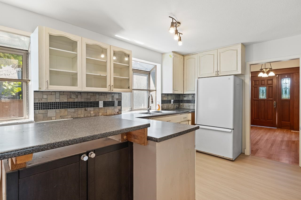 Kitchen Island Photo of 1027 Nanaimo Street, New Westminster, BC