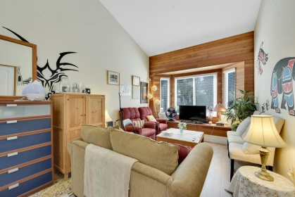 15835 Russell Avenue, White Rock, BC, White Rock — Single Family Residence for sale