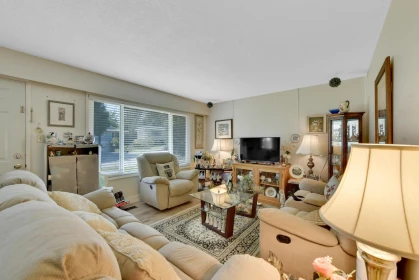 Hallway Photo of 15835 Russell Avenue, White Rock, BC