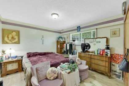 Powder Room Photo of 15835 Russell Avenue, White Rock, BC