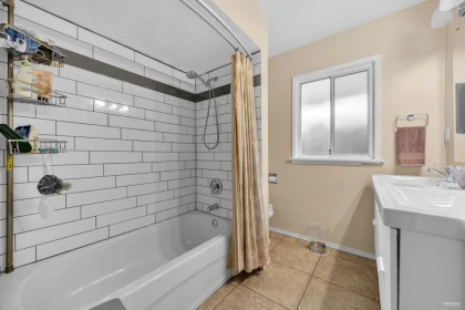 Entry Foyer Photo of 11949 220 Street, Maple Ridge, BC