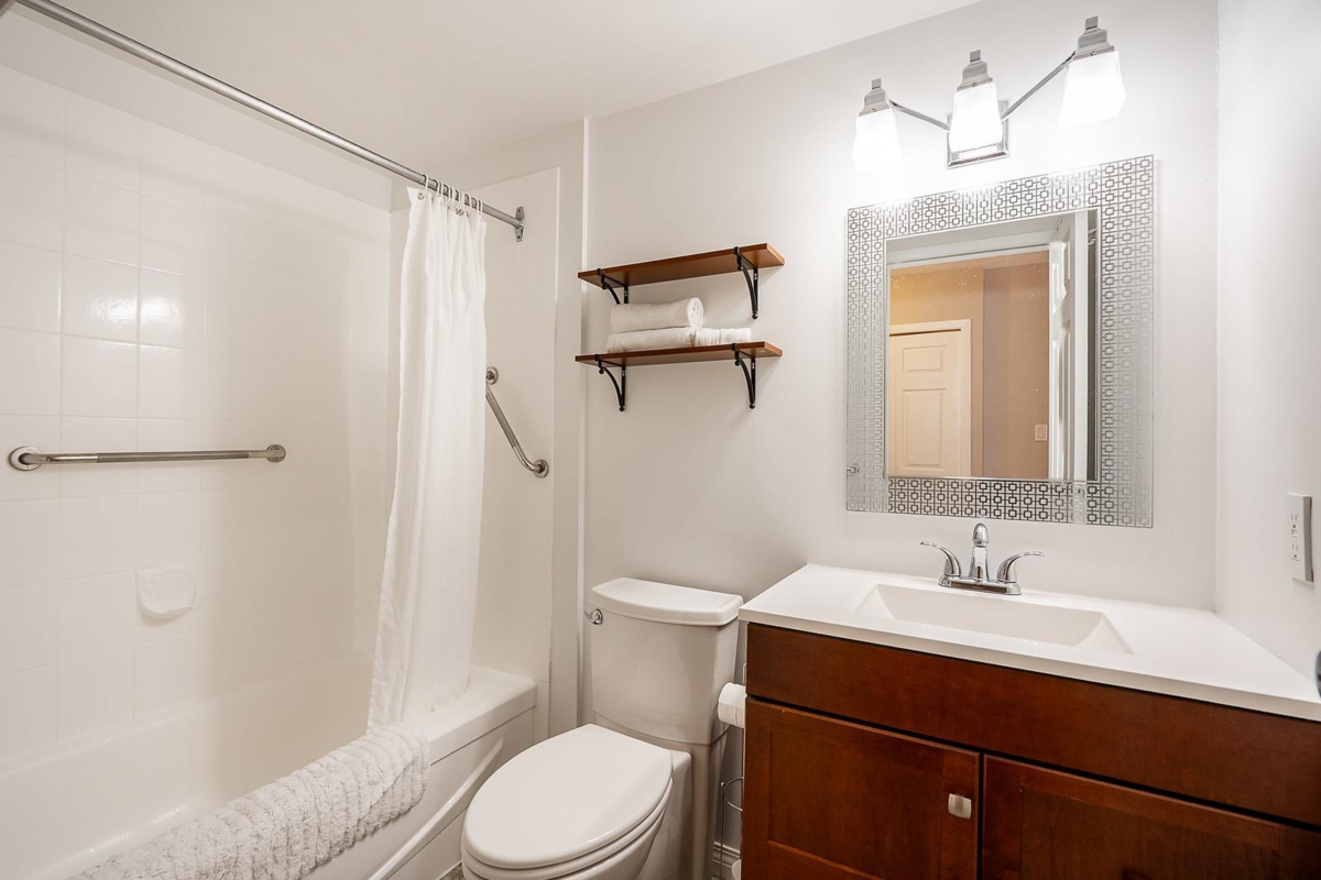 Entry Foyer Photo of 305 11881 88 Avenue, Delta, BC