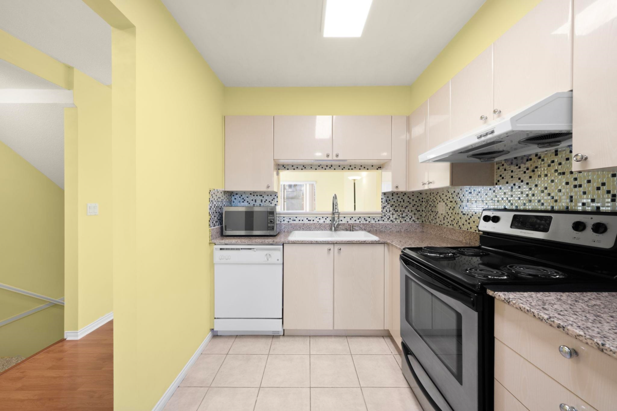 Primary Bathroom Photo of 27 6670 Rumble Street, Burnaby, BC