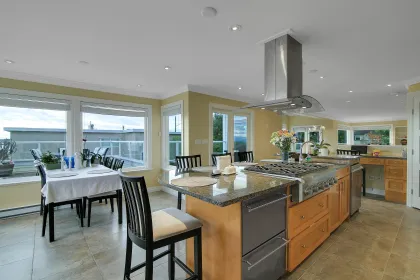 Kitchen Photo of 1050 Parker Street, White Rock, BC