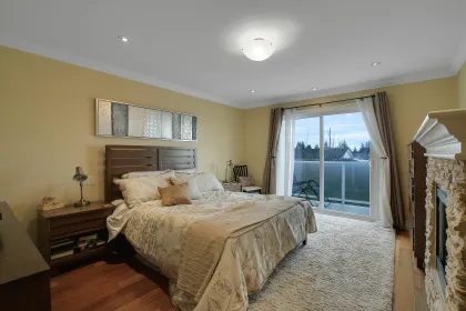 Powder Room Photo of 1050 Parker Street, White Rock, BC