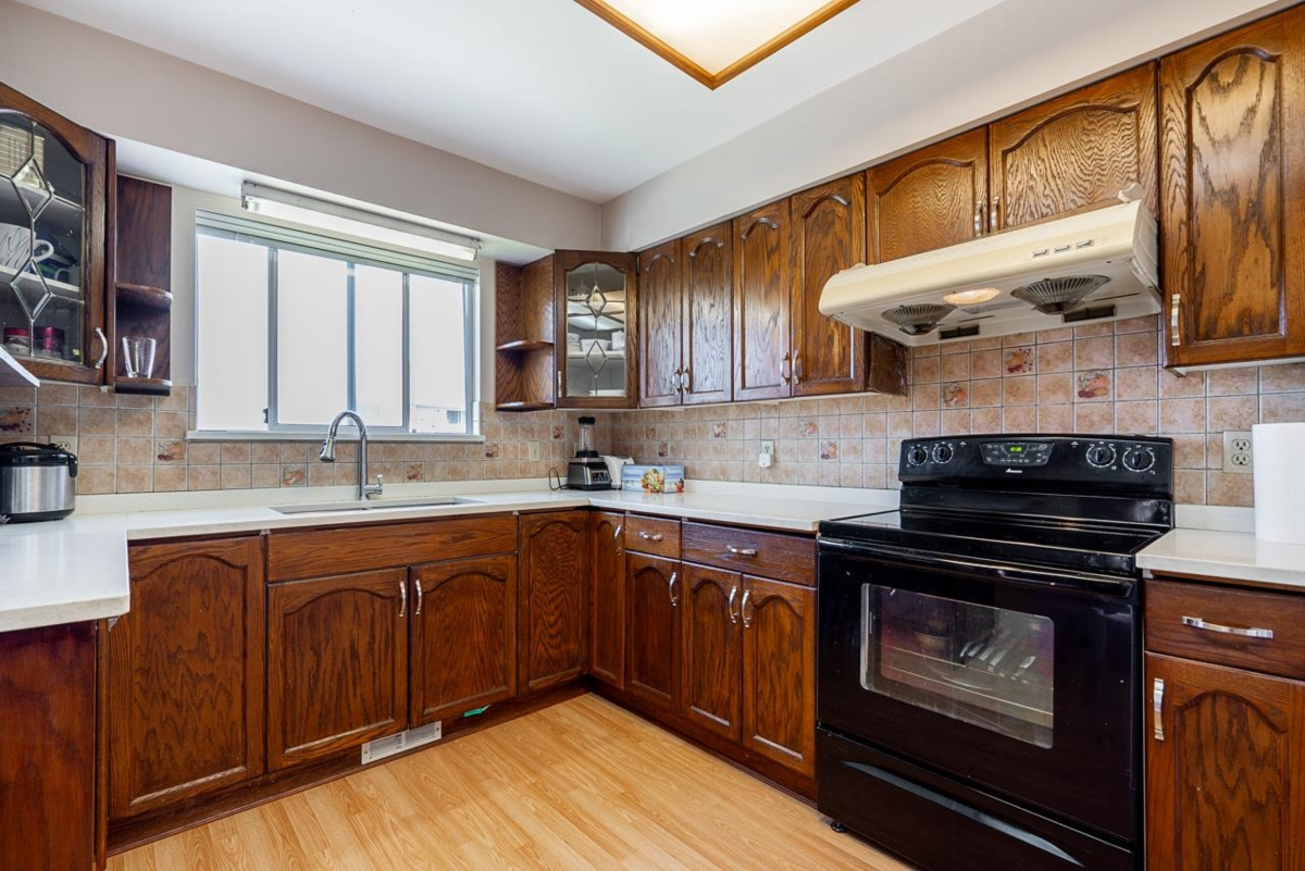 Breakfast Nook Photo of 14317 89a Avenue, Surrey, BC