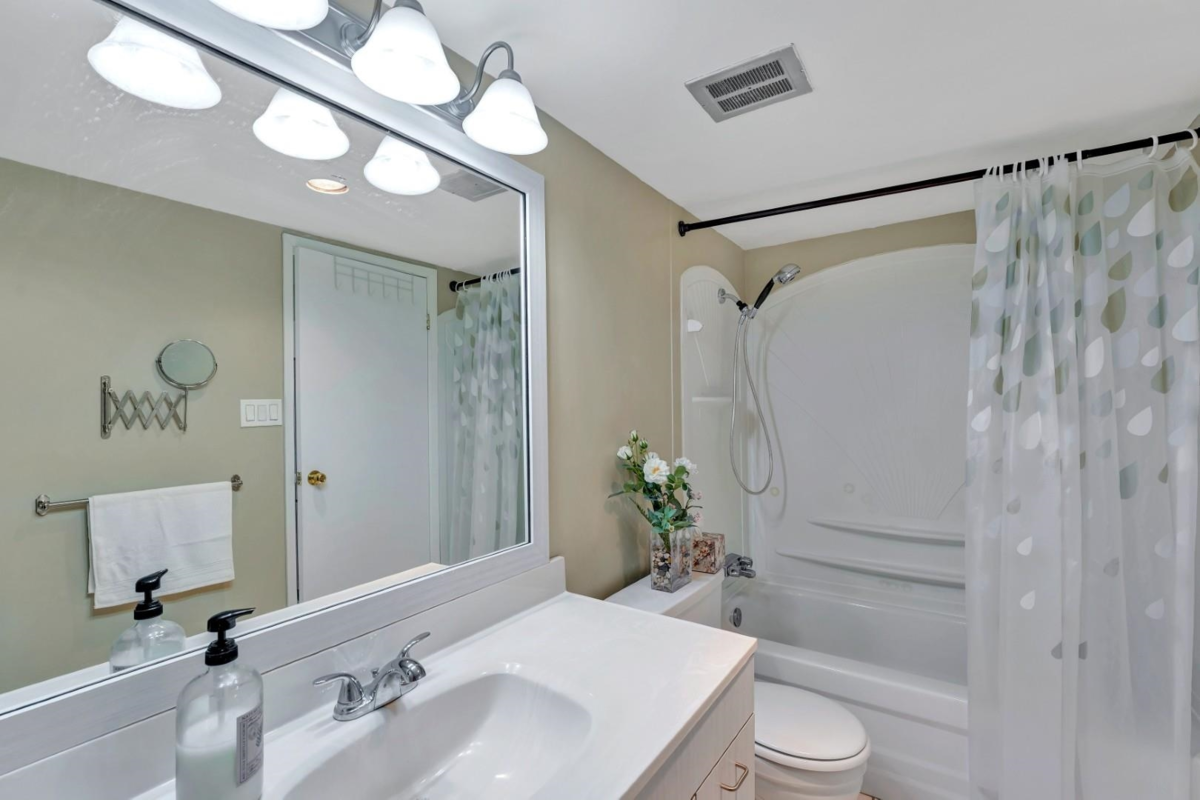 Entry Foyer Photo of 2206 3755 Bartlett Court, Burnaby, BC