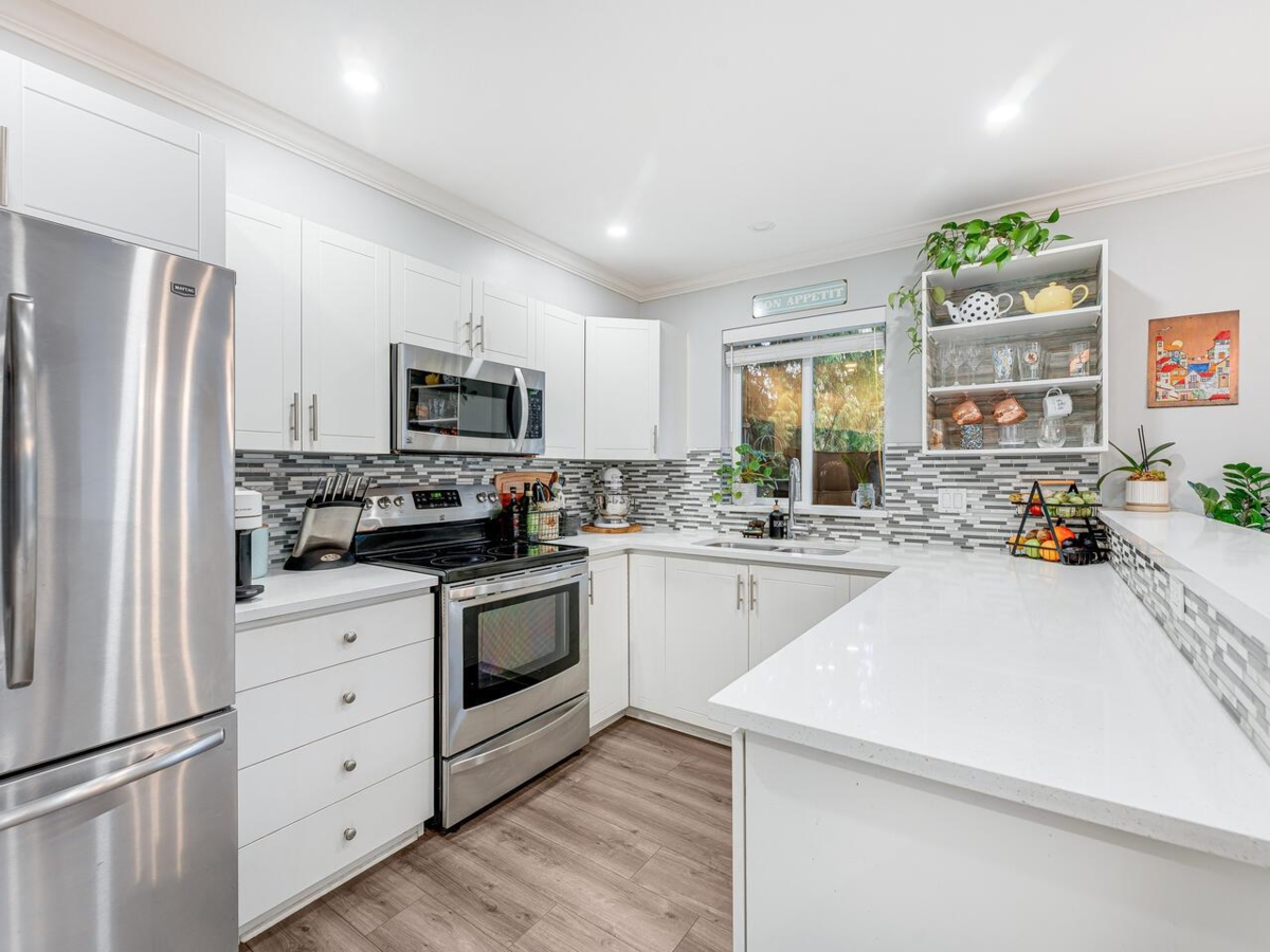 Kitchen Island Photo of 18 1073 Lynn Valley Road, North Vancouver, BC