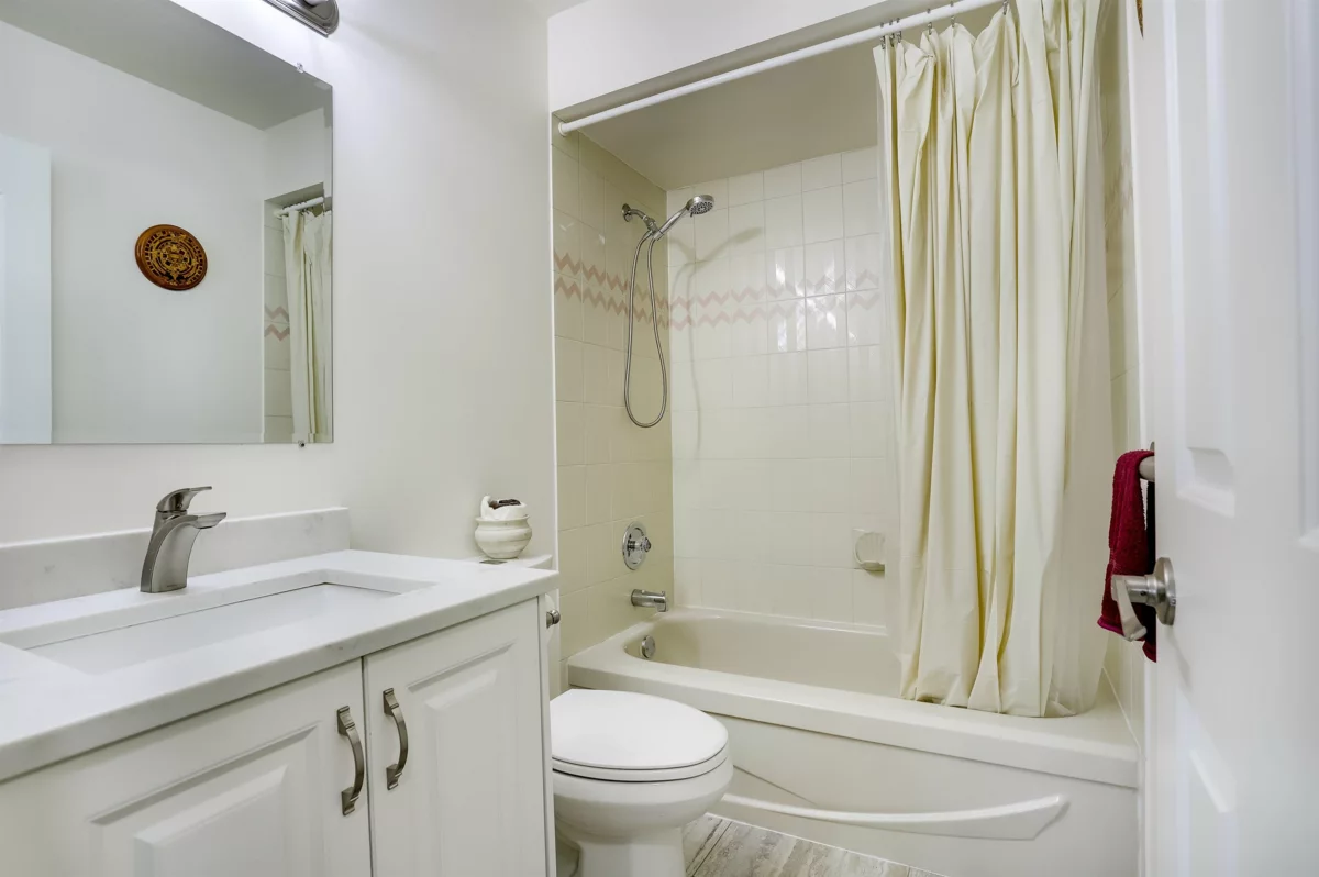 Entry Foyer Photo of 112 14280 19a Avenue, Surrey, BC