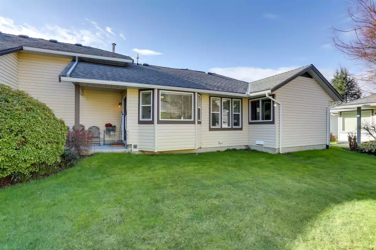 Front Yard Photo of 112 14280 19a Avenue, Surrey, BC