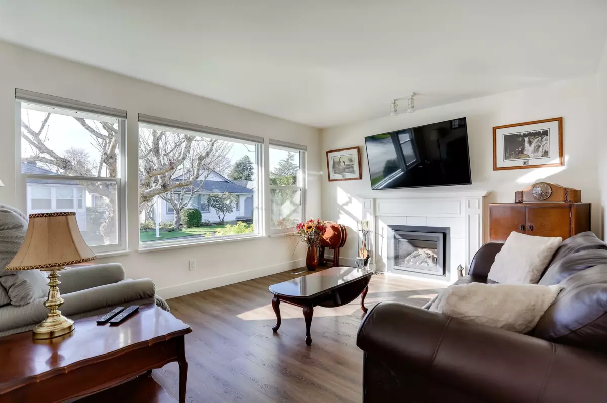 Kitchen Island Photo of 112 14280 19a Avenue, Surrey, BC