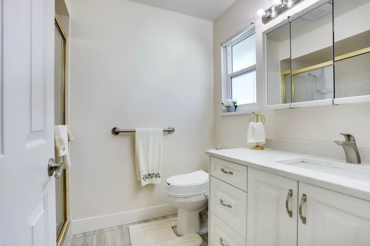 Laundry Room Photo of 112 14280 19a Avenue, Surrey, BC