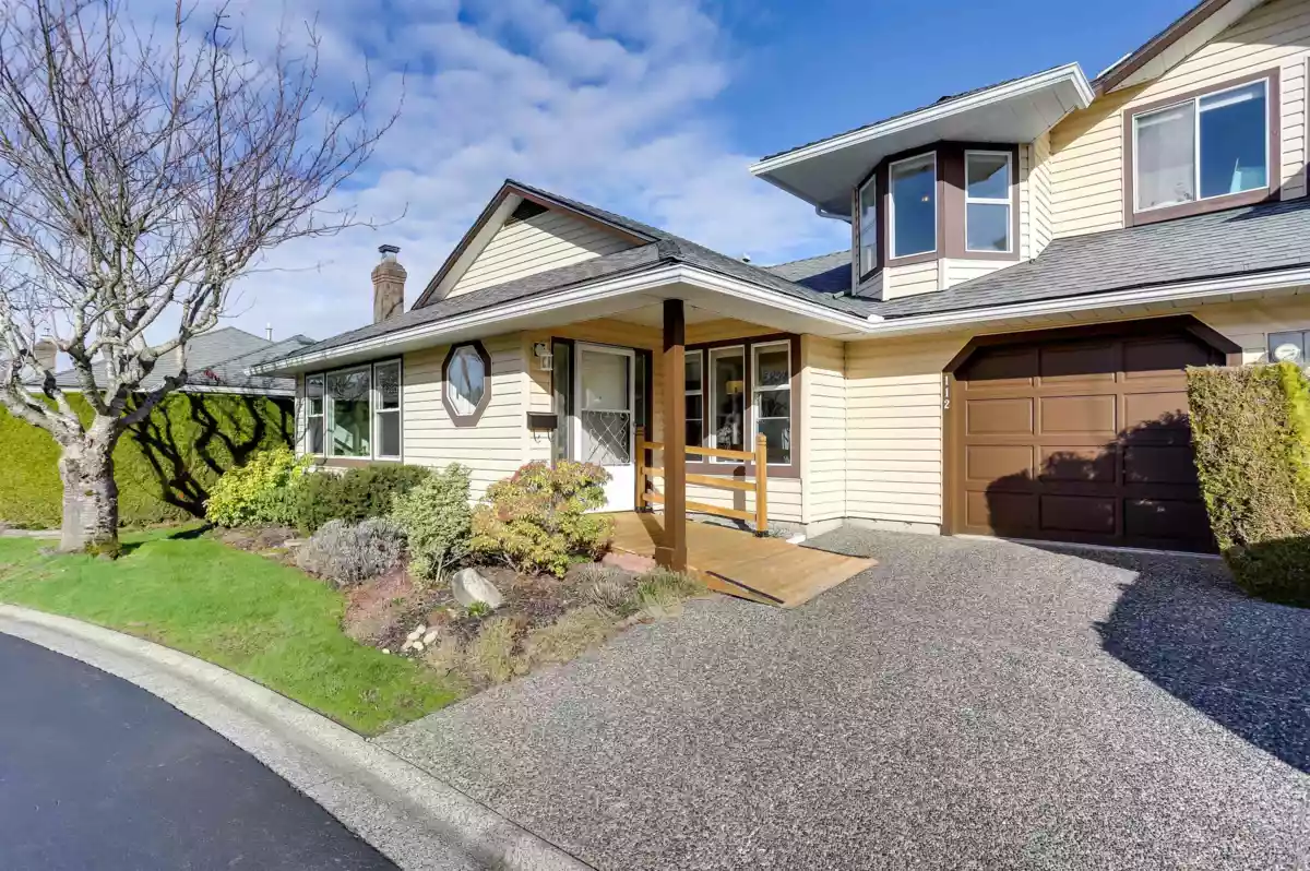 Living Room Photo of 112 14280 19a Avenue, Surrey, BC