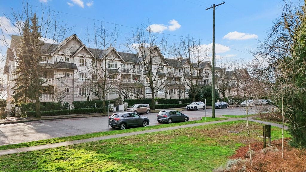 Fitness Center Photo Near 308 333 E 1st Street, North Vancouver, BC