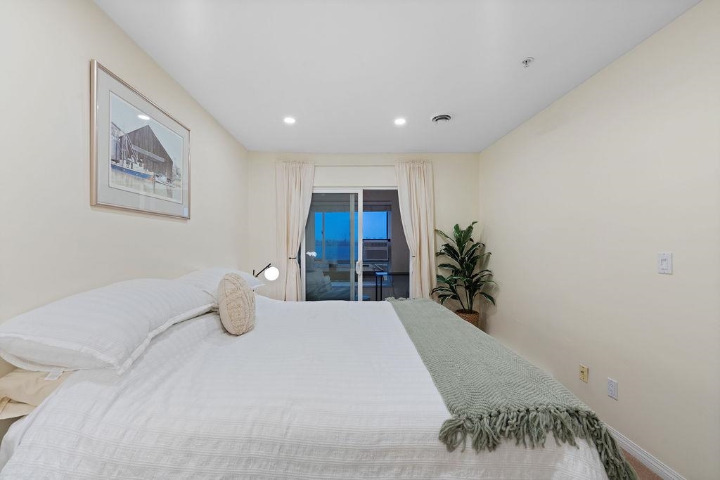 Guest Bathroom Photo of 308 333 E 1st Street, North Vancouver, BC