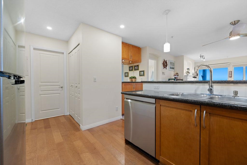 Kitchen Photo of 308 333 E 1st Street, North Vancouver, BC