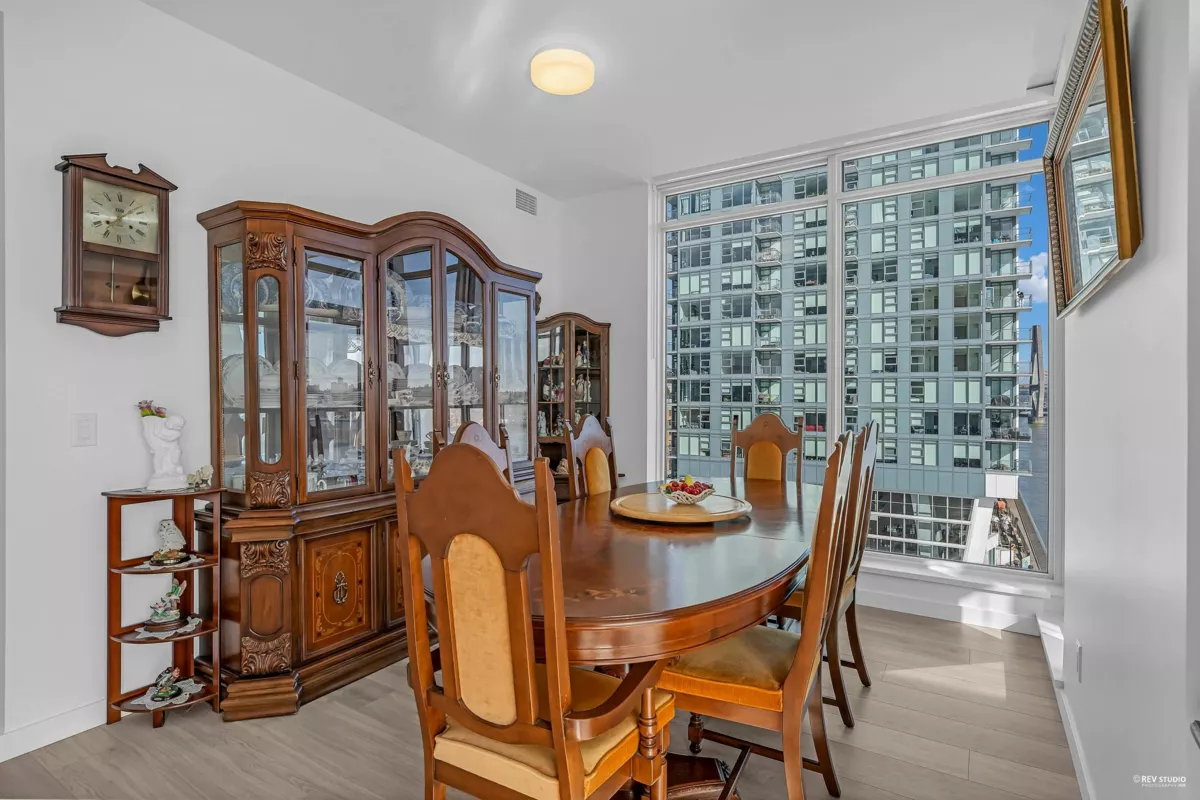 Kitchen Island Photo of 607 680 Quayside Drive, New Westminster, BC