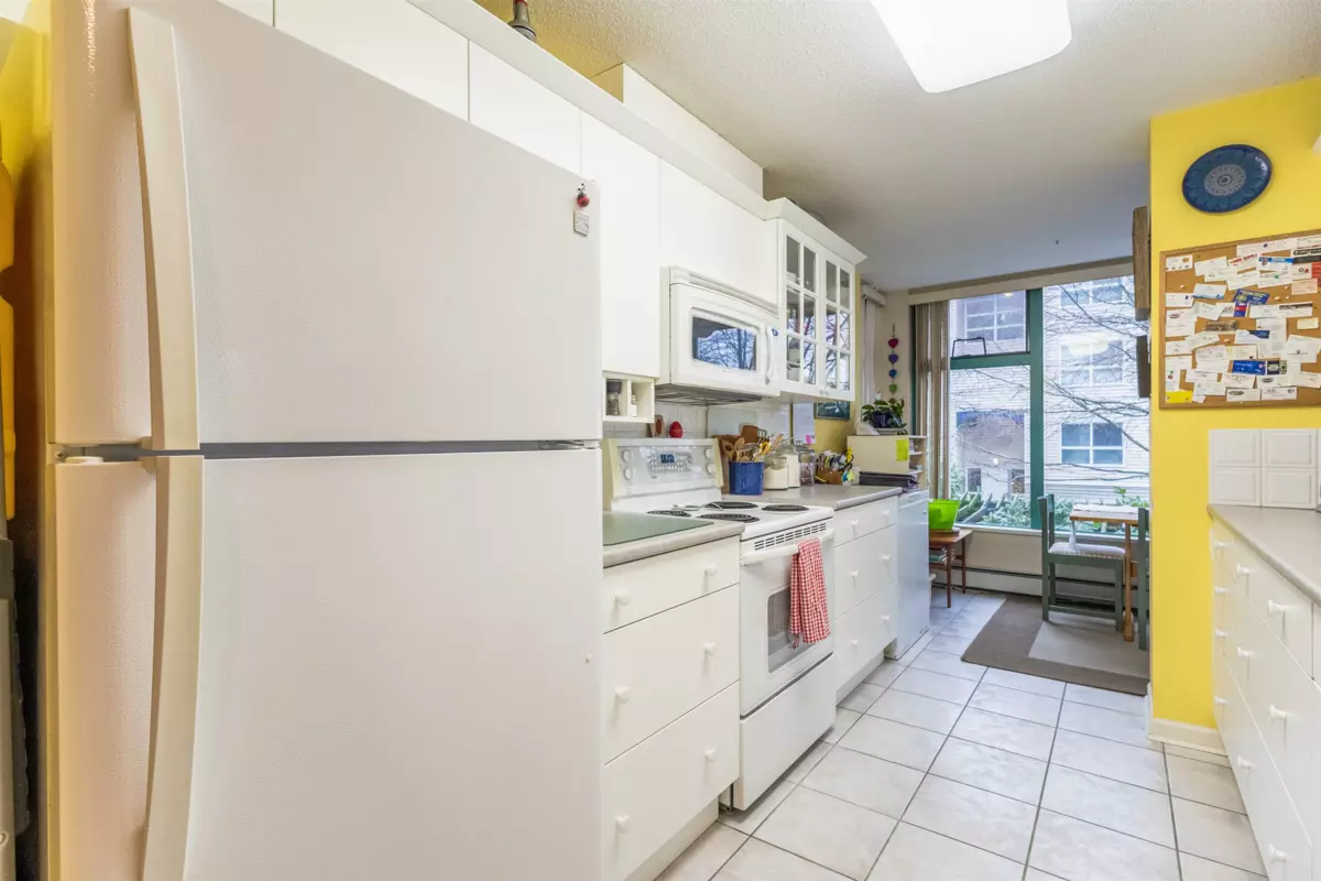 Kitchen Island Photo of 207 15466 North Bluff Road, White Rock, BC