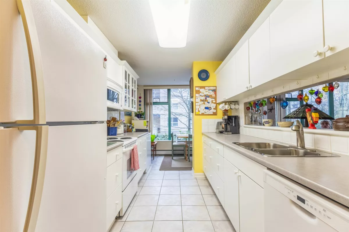 Kitchen Photo of 207 15466 North Bluff Road, White Rock, BC