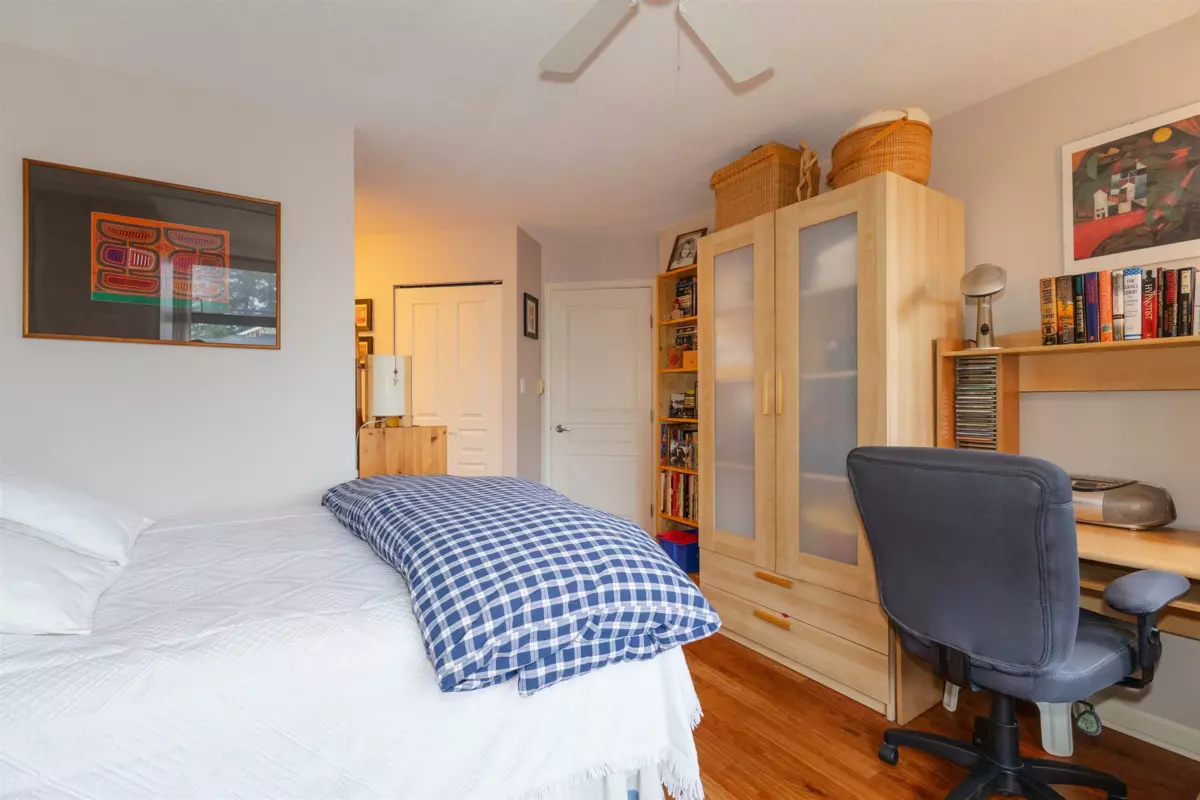 Walk-In Closet Photo of 207 15466 North Bluff Road, White Rock, BC