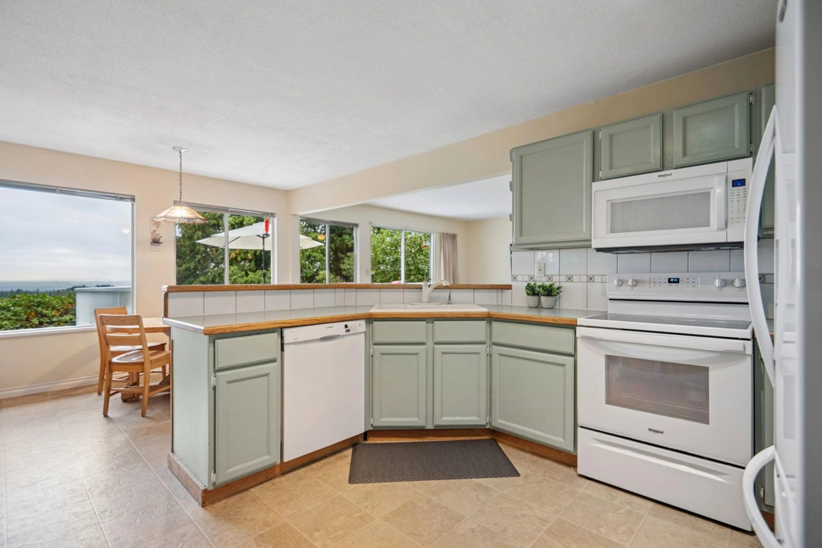 Breakfast Nook Photo of 1089 Kilmer Road, North Vancouver, BC