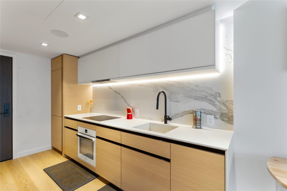 Walk-In Closet Photo of 2006 620 Cardero Street, Vancouver, BC