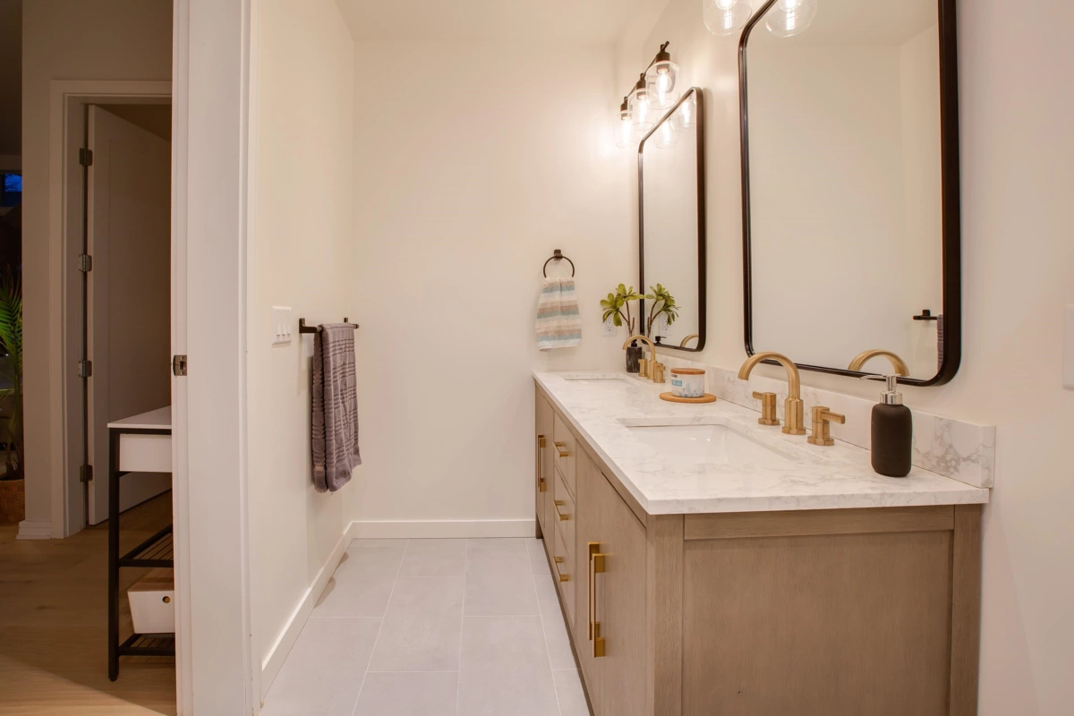 Guest Bathroom Photo of 501 1616 Columbia Street, Vancouver, BC