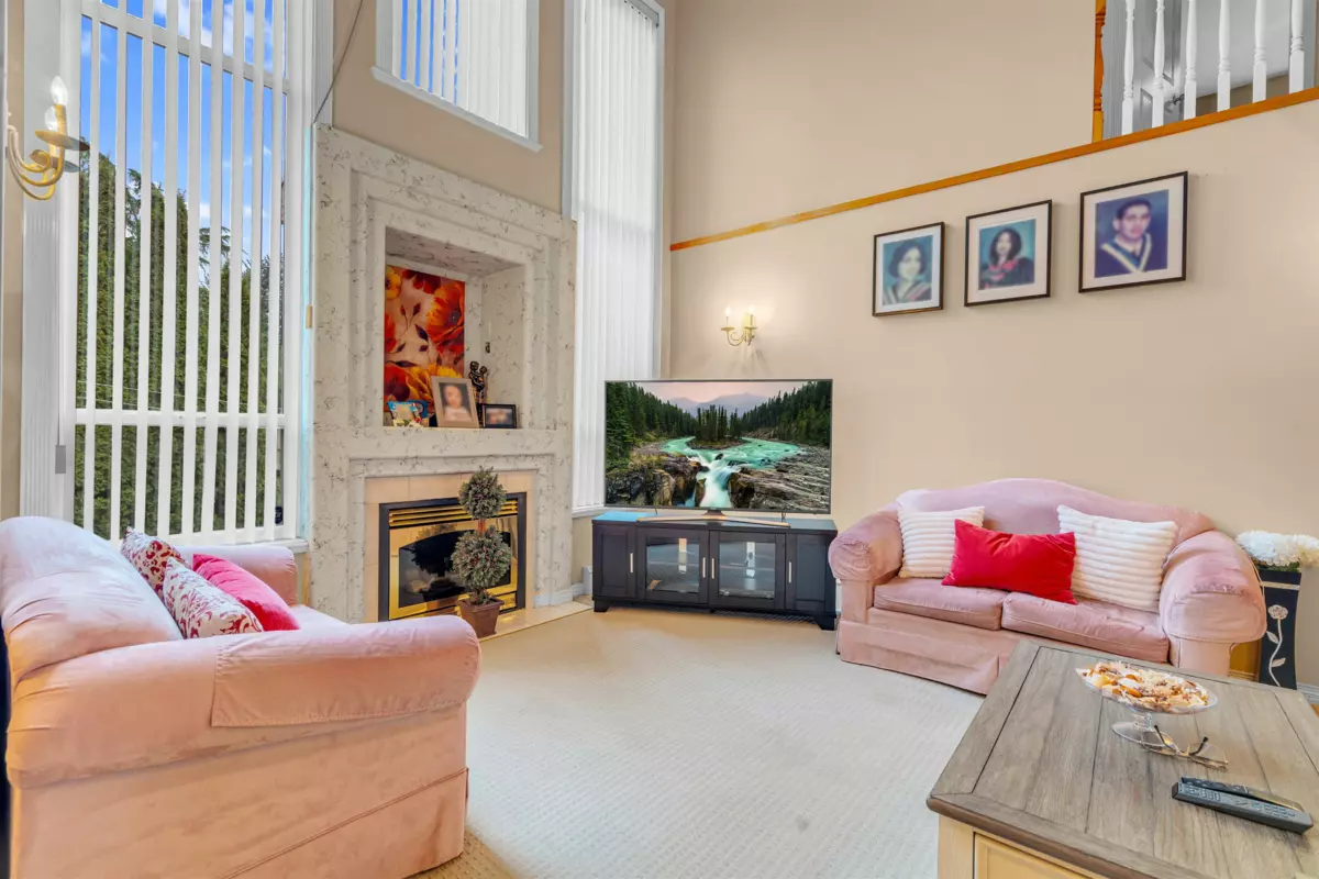 Dining Area Photo of 15878 99a Avenue, Surrey, BC