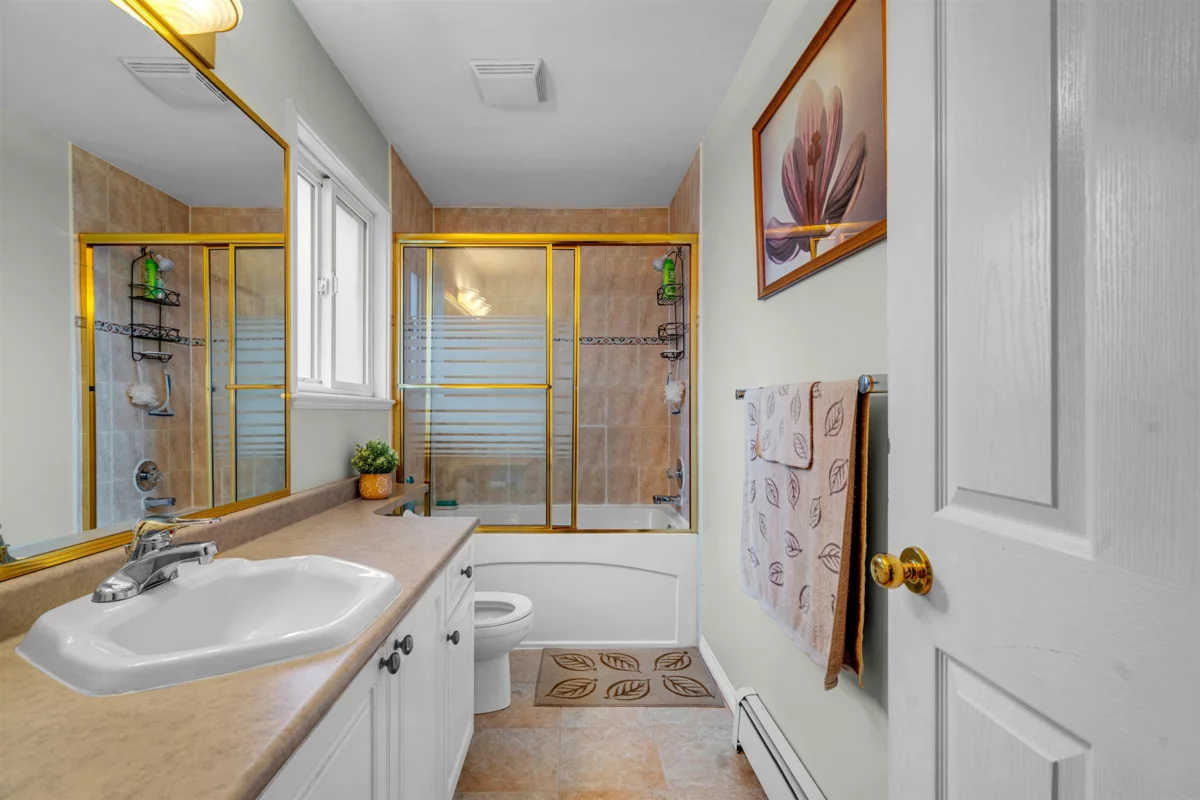 Entry Foyer Photo of 15878 99a Avenue, Surrey, BC