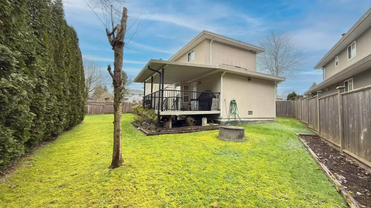 Garage Interior Photo of 15878 99a Avenue, Surrey, BC