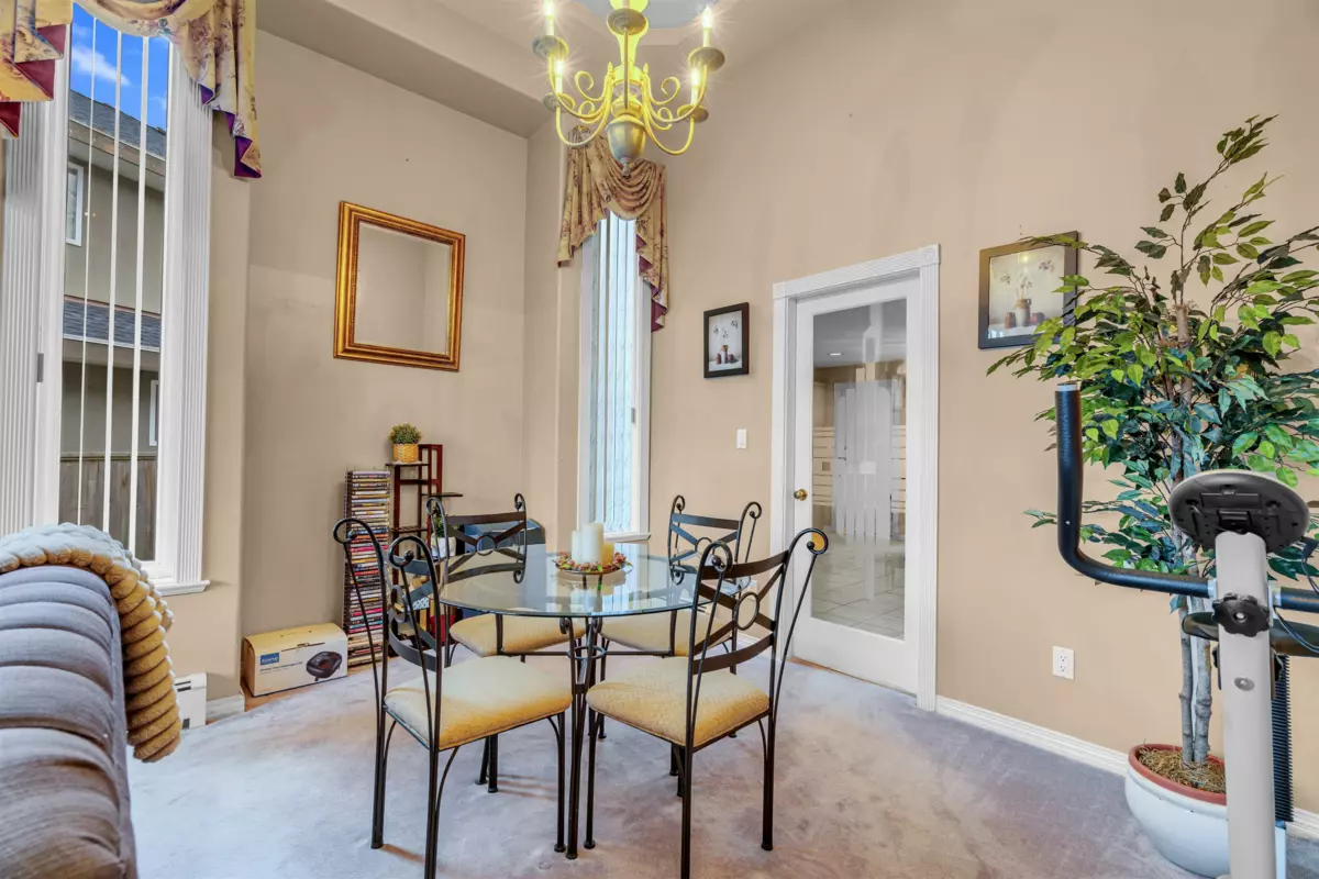 Kitchen Island Photo of 15878 99a Avenue, Surrey, BC
